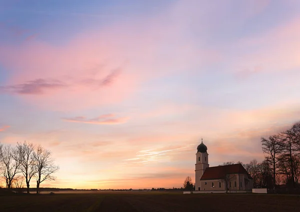Günbatımı Gökyüzü Arkaplan Kilise Ile Kırsal Manzara Metin Için Kopyalama — Stok fotoğraf