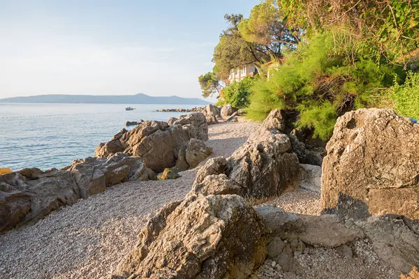 Kąpielisko Kamieniami Żwirowymi Kamieniami Nad Morzem Moscenicka Draga Porannym Słońcu — Zdjęcie stockowe