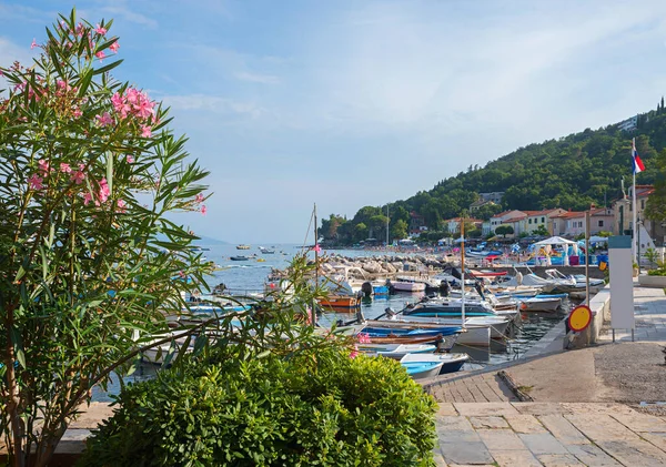 Schilderachtige Haven Met Motorboten Toeristisch Resort Moscenicka Draga Kroatische Kust — Stockfoto