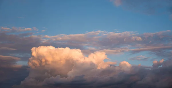 一堆堆明亮的积云和蓝天 夕阳西下的风景 横向格式 — 图库照片