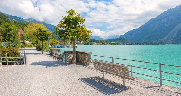 Idyllische Seepromenade Brienzersee Mit Holzbank Berner Oberland Touristenziel Schweiz Sonniger — Stockfoto