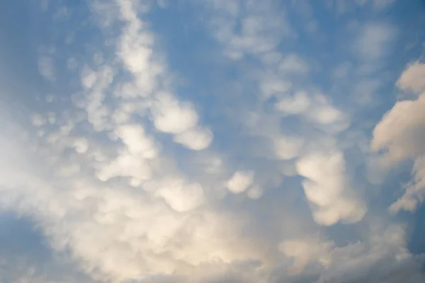 Obloha Pozadí Měkkými Mamutí Mraky Bouřlivé Počasí Detailní Záběr — Stock fotografie