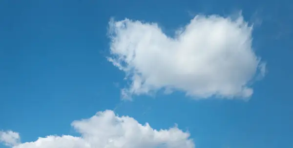 Sonnigen Blauen Himmel Hintergrund Mit Großen Herzförmigen Kumuluswolke — Stockfoto