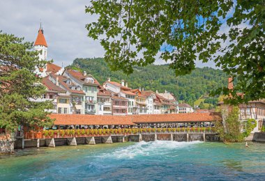 Aare Nehri 'ndeki ahşap Weir, eski Thun kasabası, resmi turizm beldesi İsviçre