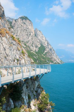 Limon turizm beldesi yakınlarındaki Gardasee Gölü kıyısında Ciclopista del Garda adlı maceraperest bir bisiklet pisti. dikey çekim.