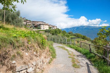 Gargnano 'dan Alp köyü Musaga' ya yürüyüş rotası, Gardasee Gölü, İtalya.