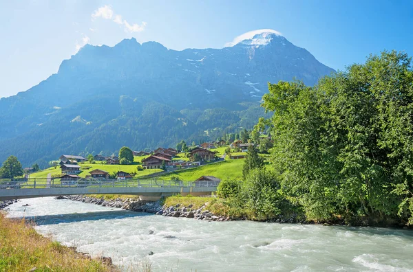 Schwarze Lutschine River Avec Pont Grindelwald Station Touristique Suisse Montagne Images De Stock Libres De Droits
