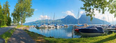 Faulensee yakınlarındaki yelkenli limanı, Thunersee Gölü, İsviçre manzarası