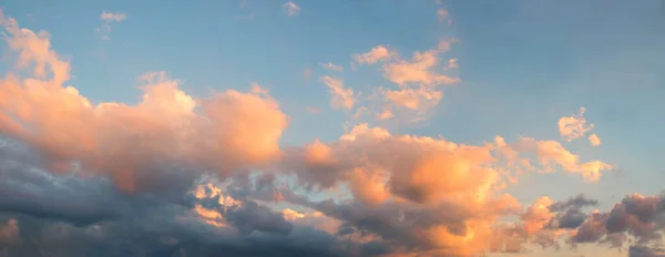 黄色いライトアップされた積雲と青い夕日のパノラマの空 灰色の雷雲が — ストック写真