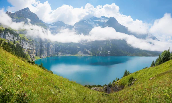美しい湖Oeschinensee 観光ハイキング先Kandersteg 風景ベルナーアルプススイス — ストック写真