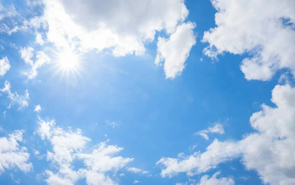 Oblačná Modrá Obloha Jasným Sluncem Kopírovat Prostor Středu Letní Pozadí — Stock fotografie