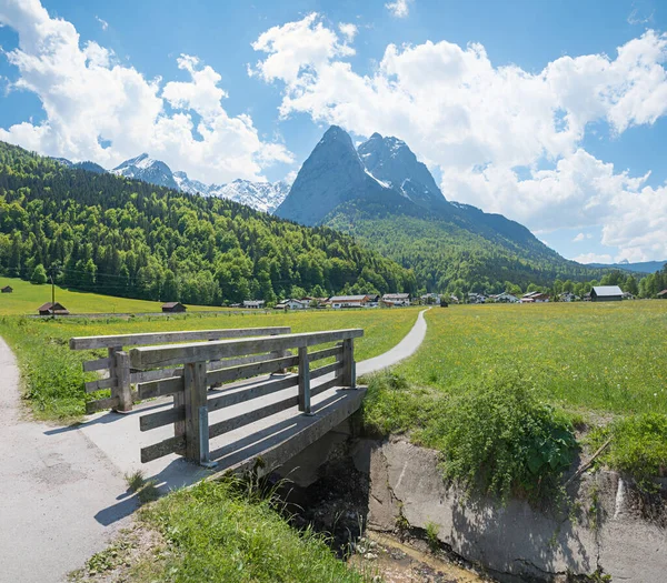 Kleine Brug Fietsweg Bij Garmisch Uitzicht Waxenstein Bergen Bovenste Bavaria — Stockfoto