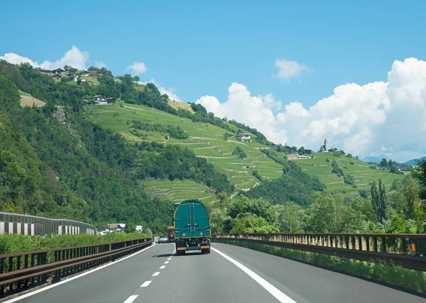 Итальянская Автомагистраль A22 Между Бозеном Бриксеном Грузовиком Видом Холм Зелеными — стоковое фото
