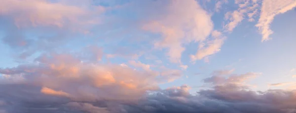 Krásná Večerní Obloha Romantickou Náladou Růžovými Mraky — Stock fotografie