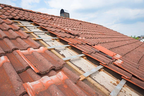 Uncovered House Roof Broken Shingles Replace Storm Damage Blue Sky — Stock Photo, Image
