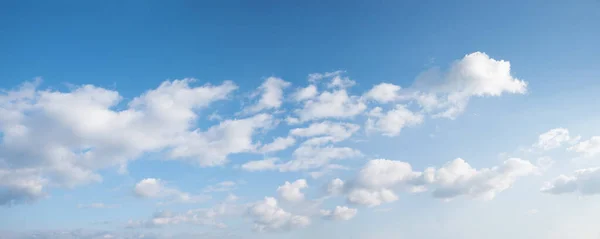 Poziome Błękitne Niebo Pływającymi Chmurami Cumulus Naturalne Tła Przestrzeń Kopiowania — Zdjęcie stockowe