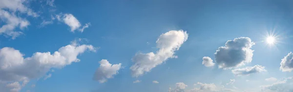 Weiter Blauer Himmel Mit Strahlender Sonne Und Haufenwolken Natürlicher Hintergrund — Stockfoto