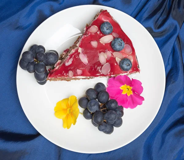 Κομμάτι Σπιτικό Κέικ Κεράσι Νιφάδες Αμυγδάλου Και Κόκκινο Γλάσο Πιάτο — Φωτογραφία Αρχείου