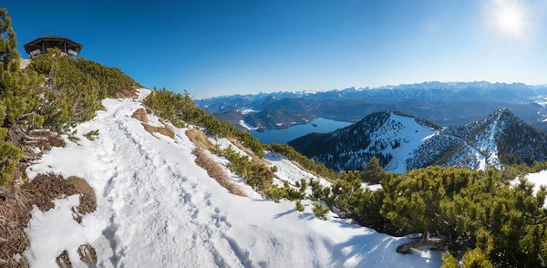 高山小径 长有雪地的小径 通往观景台 俯瞰阿尔卑斯山和沃尔琴斯湖 上百叶窗景观 — 图库照片