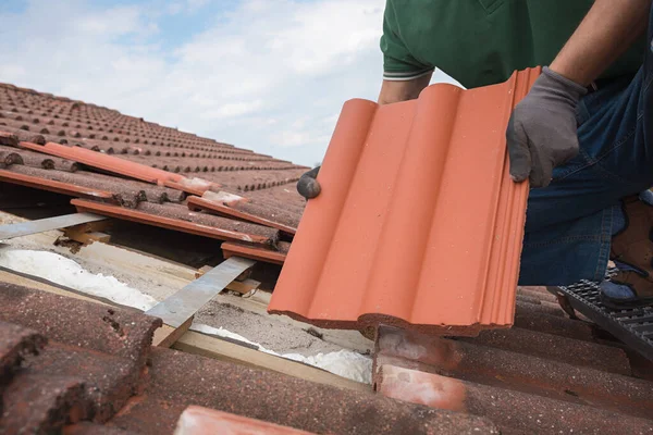 Homem Encaixam Telhas Telhado Novo Telhado Casa Substituindo Antigos Danificados — Fotografia de Stock
