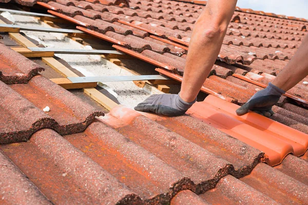 Man Replaces Broken Roof Shingles Rooftop New Ones Closeup Shot — Stock Photo, Image