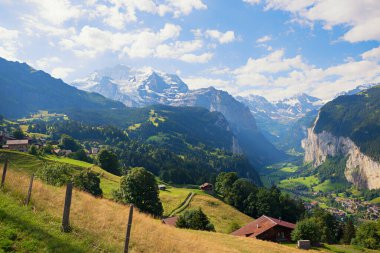 Güzel Lauterbrunnen Vadisi, turist beldesi ve İsviçre dağları manzaralı. peyzaj Bernese Oberland