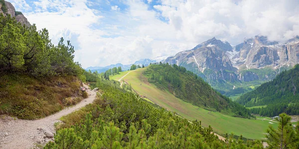 牧歌的なハイキングトレイルクールプラダット コロフォスコ ドロマイト風景アルタ バディア南チロル Mittagstal Val MezdiとPiz Boe山をご覧ください 観光地イタリア — ストック写真
