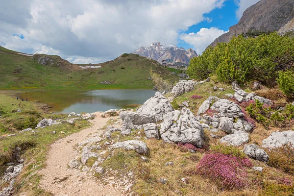 Πεζοπορία Διαδρομή Στη Λίμνη Valparola Νότιο Tyrol Ορεινό Τοπίο Ιταλία — Φωτογραφία Αρχείου