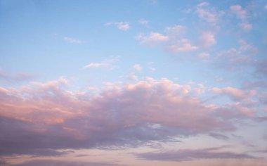 Yumuşak gökyüzü arkaplanı yumuşak bulutlu pastel renkler ve kopyalama alanı