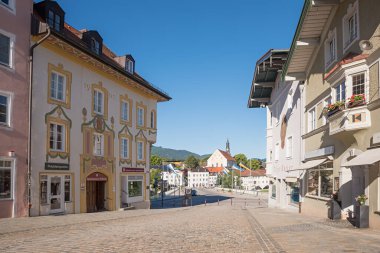 BAD TOLZ, BAVARIA, GERMANY, 12 Haziran 2022 - Tarihi eski kentte yaya bölgesi, köprü ve kilise manzarası