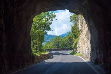 Thunersee Gölü boyunca yol, bir tünelden geçmek, İsviçre manzarası Bernese Oberland