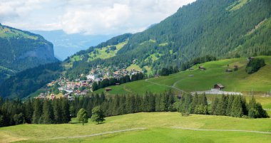 Alp yaz manzarası Bernese Oberland, turist beldesi Wengen İsviçre manzarası. yeşil çayır ve bulutlu gökyüzü