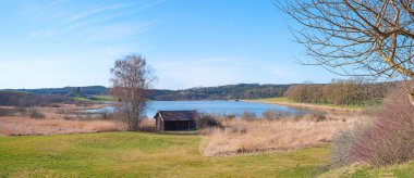 Egglburger Gölü manzarasına bakın. Bahar başında yukarı bavyera bozkırı manzarası. Ebersberg yakınlarında yürüyüş rotası