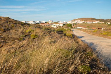 Kum tepelerindeki Carrapateira tatil köyü, manzara Algarve Portugal, mavi gökyüzü
