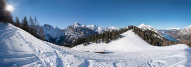 Kışın kayak pisti Karwendel Alpleri, kar izleri ve Achensee Gölü manzaralı, Tyrol manzaralı Avusturalya