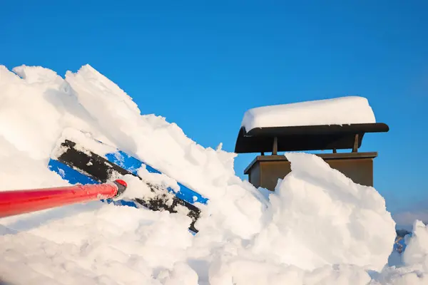 Прибрати Багато Снігу Вікна Даху Лопатою Снігу Пейзажі Вдома Блакитне Ліцензійні Стокові Фото