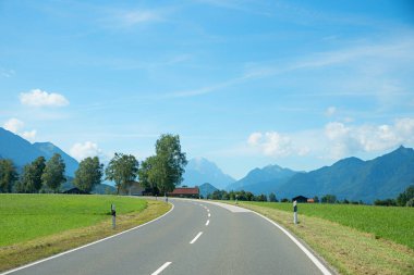 Ohlstadt 'a giden köy yolu, Zugspitze Dağı manzaralı, Yukarı Bavyera manzaralı