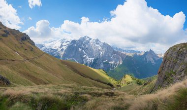 güzel alp manzarası ve yürüyüş noktası Bindelweg, Viel del Pan, güney tyrol, dolomitler. Pordoijoch 'tan Fedaia Gölü' ne yürüyüş rotası.