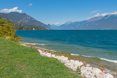 Mavi Göl 'ün yeşil yüzme plajı Gardasee, Toscolano, İtalya