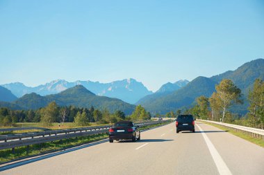 Sonbaharda Garmisch-Partenkirchen otobanındaki arabalar. Zugspitze dağına bakın, Wetterstein üst bavyera 'ya çıkıyor