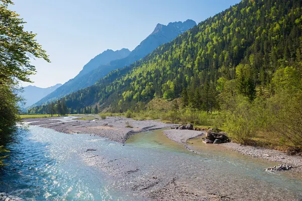 Baharda Rissbach Nehri, Karwendel Dağları. Avusturalya manzarası Tyrol