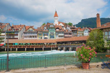 Resimli tarihi eski kasaba turizm beldesi thun ve Aare Nehri üzerindeki ahşap baraj köprüsü, İsviçre