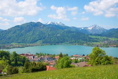 Bahar manzaralı turizm merkezi ve Tegernsee Gölü, Hirschberg ve Fockenstein Dağı manzaralı, Bavyera Alpleri