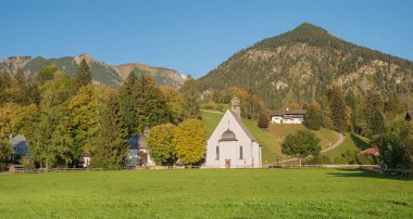 Oberstdorf yakınlarındaki Lorettokapelle kilisesi, sonbaharda tüm Gau manzarası. Bulutlu mavi gökyüzü
