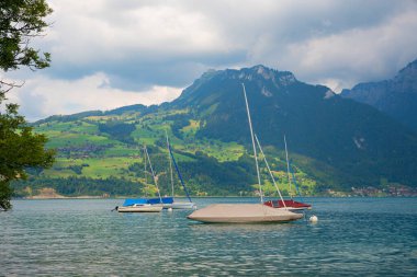 Thunersee Gölü 'ndeki yelkenliler, peyzaj İsviçre, Bernese Oberland