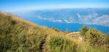 Çayırdaki patika, Monte Baldo Dağı, Gardasee Gölü manzarası. İtalya manzarası ve turizm beldesi Malcesine