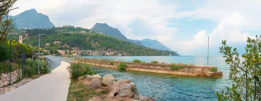 Bew yaya geçidi ve Ciclopista del Garda bisiklet yolu, göl kenarındaki Gardasee, Toscolano manzarası, kuzey İtalya