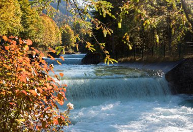 Rissbachstollen, Walchensee Gölü 'nün zengin akıntısı, çağlayanlarla. sonbahar manzarası