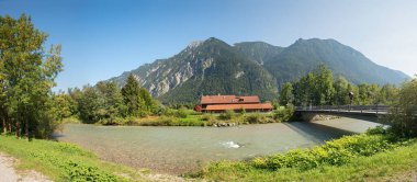 Loisach nehri üzerinde köprü, Oberau, yazın üst Bavyera manzarası. Krottenkopf ve Hohe Kiste dağlarına bak