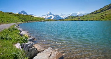 Bachalpsee Gölü boyunca yürüyüş rotası Yeşil Alp Dağları arasında, Grindelwald yakınlarında